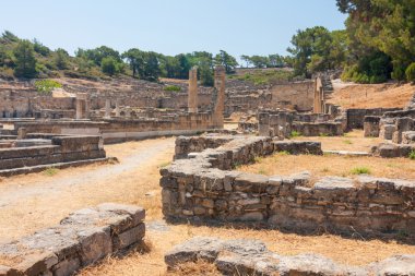 Antik Yunan duvarları ve sütunları Rodos 'un Kamiros Adası' ndaki arkeoloji sahasını harabeye çevirdi 