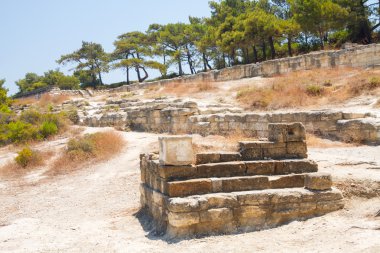 Antik Yunan duvarları ve sütunları Rodos 'un Kamiros Adası' ndaki arkeoloji sahasını harabeye çevirdi 