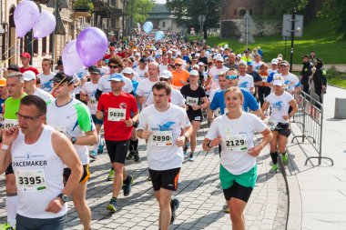 Krakow, Polonya - 18 Mayıs: cracovia maraton. koşucular şehir sokak üzerinde 18 Mayıs 2014 yılında krakow, Polonya 