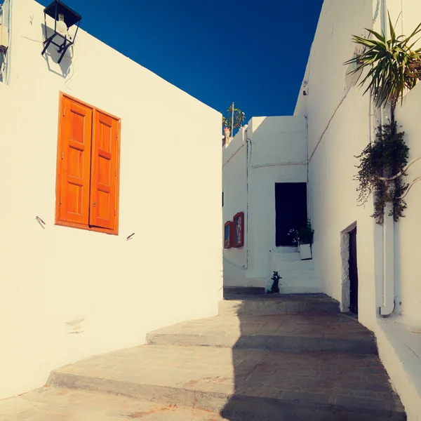 Vintage foto av smal gata i lindos. Rhodes, Grekland — Stockfoto