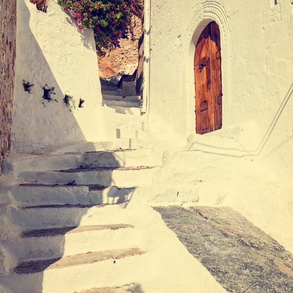 Foto vintage de rua estreita em Lindos. Rhodes, Grécia — Fotografia de Stock