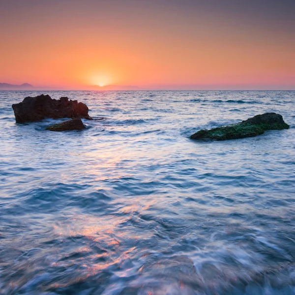 Барвистий захід сонця над морем — стокове фото