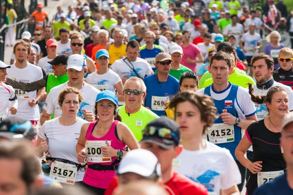 KRAKOW, POLONIA - 18 de mayo: Maratón de Cracovia. Corredores en las calles de la ciudad el 18 de mayo de 2014 en Cracovia, POLONIA —  Fotos de Stock