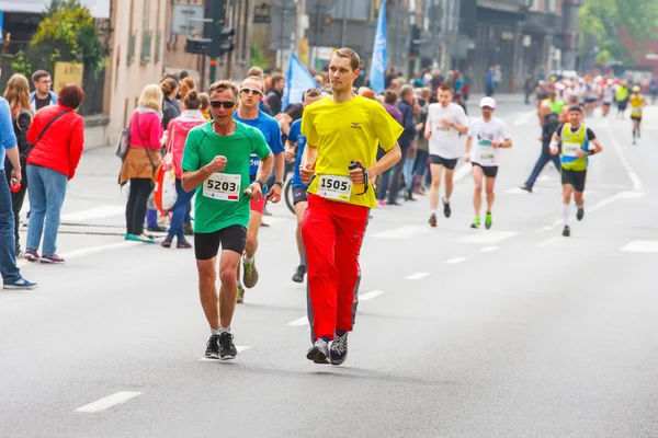 KRAKOW, POLONIA - 18 de mayo: Maratón de Cracovia. Corredores en las calles de la ciudad el 18 de mayo de 2014 en Cracovia, POLONIA —  Fotos de Stock