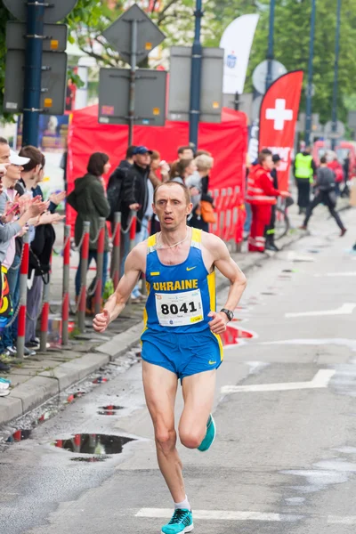 KRAKOW, POLÓNIA - 18 de maio: Maratona Cracovia. Corredores nas ruas da cidade em 18 de maio de 2014 em Cracóvia, POLÔNIA — Fotografia de Stock