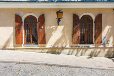 kahverengi ahşap pencere tuğla duvar 