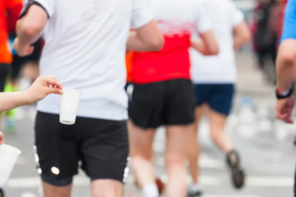 サービス ポイントで水を拾ってマラソン ランナー — ストック写真