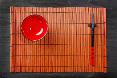 suşi mat zemin üzerine iki çubuk