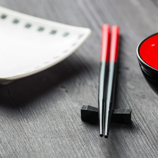 Due bacchette su sfondo sushi mat — Foto Stock