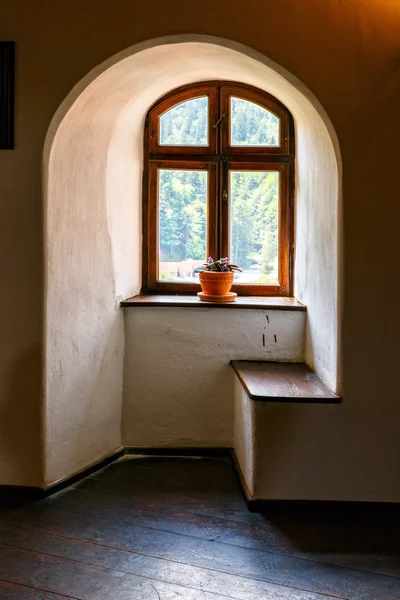 Interior do Castelo Medieval de Bran também conhecido pelo mito de Drácula. — Fotografia de Stock