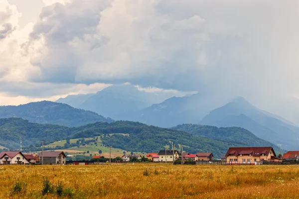 Yağmurlu dağ manzarası, Romanya — Stok fotoğraf