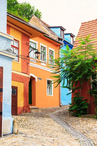 Vista medievale sulla strada a Sighisoara fondata da coloni saxon nel XIII secolo, Romania — Foto Stock