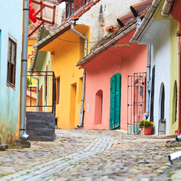 Vista medievale sulla strada a Sighisoara fondata da coloni saxon nel XIII secolo, Romania — Foto Stock