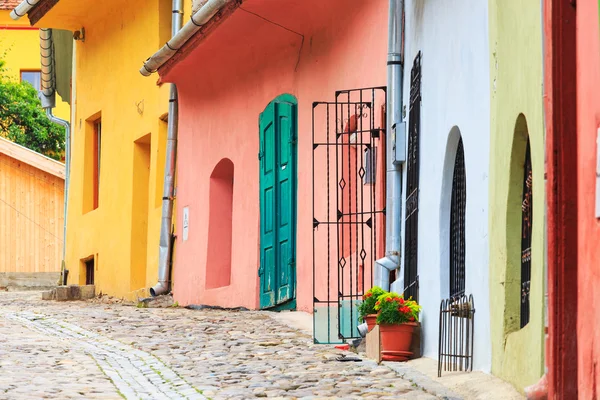 Vista medievale sulla strada a Sighisoara fondata da coloni saxon nel XIII secolo, Romania — Foto Stock