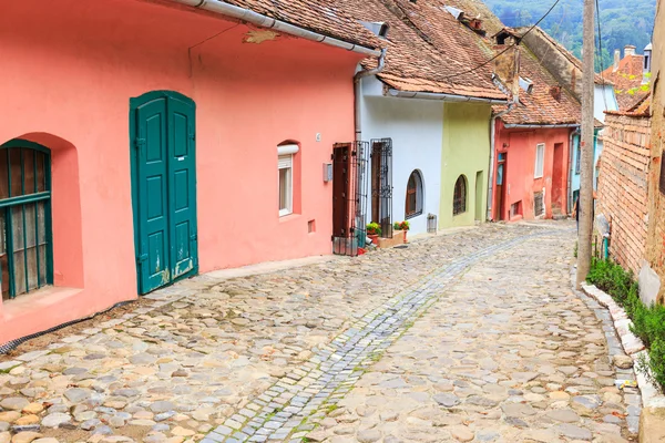 Vista medievale sulla strada a Sighisoara fondata da coloni saxon nel XIII secolo, Romania — Foto Stock