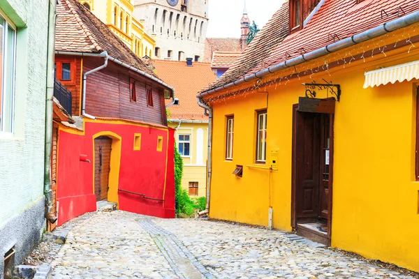 Mening van de middeleeuwse straat in Sighisoara gesticht door Saksische kolonisten in Xiii eeuw, Roemenië — Stockfoto