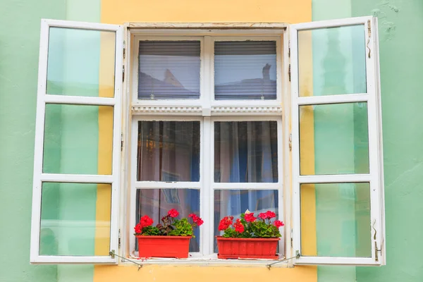 Okna a okenice, zblízka — Stock fotografie