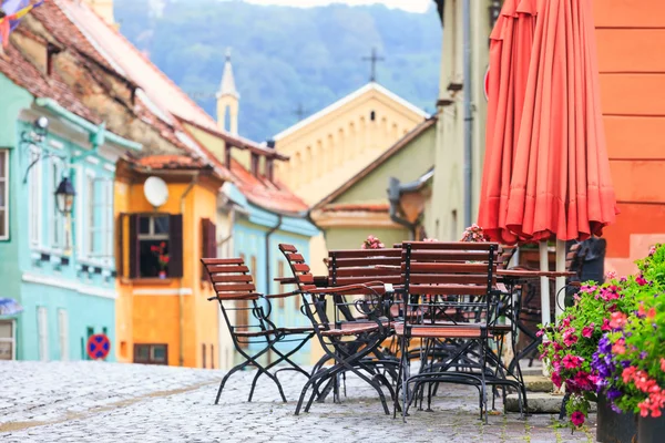 Tipikus utcai kávézó, Segesvár, Románia — Stock Fotó