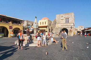Rhodes, Yunanistan - 23 Haziran: tanımlanamayan turistler Rodos tarihi merkezinde 23 Haziran 2008 yürüyüş. Rodos Doğu Ege Denizi'nde bulunan en popüler turist yer. 