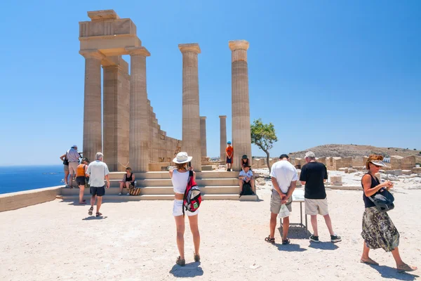 Lindos, Yunanistan - 24 Haziran: tanımlanamayan turistler tarihi kent lindos Haziran 24, 2008 yürümek. Lindos Rodos Adası, Doğu Ege Denizi'nin en popüler turist yer.