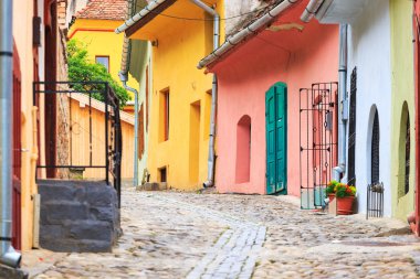 XIII. yüzyılda, Romanya Sakson kolonistler tarafından kurulan sighisoara Ortaçağ sokak görünümü