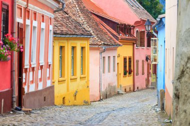 Sakson kolonistler tarafından kurulan sighisoara Ortaçağ sokak görünümü
