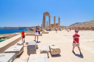 Lindos, Yunanistan - 24 Haziran: tanımlanamayan turistler tarihi kent lindos Haziran 24, 2008 yürümek. Lindos Rodos Adası, Doğu Ege Denizi'nin en popüler turist yer.