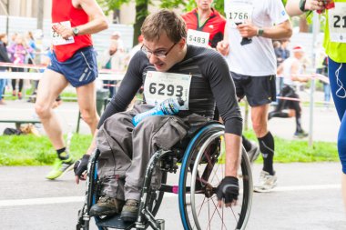 Krakow, Polonya - 28 Mayıs: cracovia maraton. Maratonda bir tekerlekli sandalye üzerinde 18 Mayıs 2014 yılında krakow, Polonya şehir sokaklarında üzerinde tanımlanamayan özürlü adam 