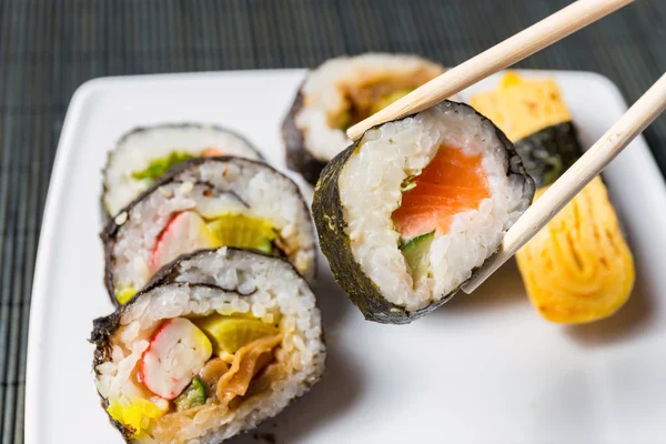 Närbild av sushi, japanska skaldjur — Stockfoto