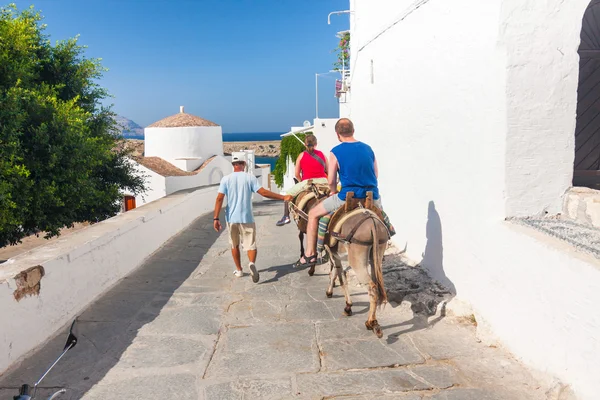 Lindos, Grekland - 24 juni: oidentifierade turister promenader i historiska staden lindos den 24 juni, 2008. Lindos är mest populär turist destination ligger på Rhodos, östra Egeiska havet. — Stockfoto