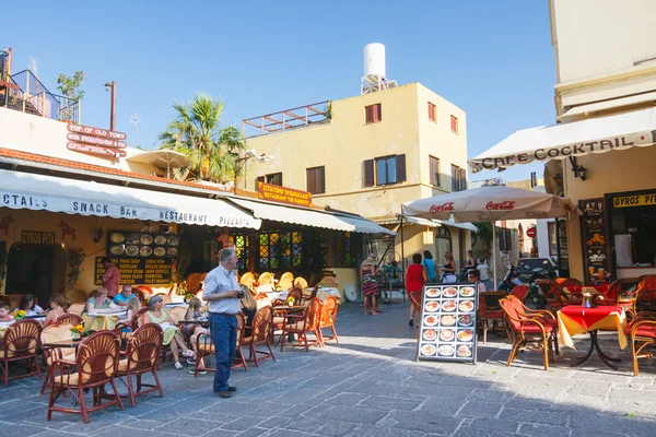 RHODES, GRECIA - 23 DE JUNIO: Turistas no identificados caminando en el centro histórico de Rodas el 23 de junio de 2008. Rodas es el destino turístico más popular situado en el mar Egeo oriental . — Foto de Stock