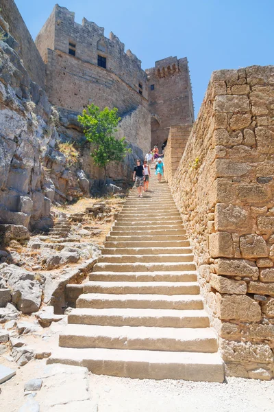 Lindos, Grecja - 24 czerwca: niezidentyfikowanych turystów idących w zabytkowej miejscowości lindos 24 czerwca 2008 roku. Lindos jest najbardziej popularnym miejscem turist położony na wyspie Rodos, wschodniego Morza Egejskiego. — Zdjęcie stockowe