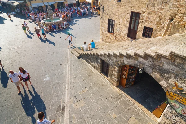 RHODES, GRECIA - 23 DE JUNIO: Turistas no identificados caminando en el centro histórico de Rodas el 23 de junio de 2008. Rodas es el destino turístico más popular situado en el mar Egeo oriental . —  Fotos de Stock