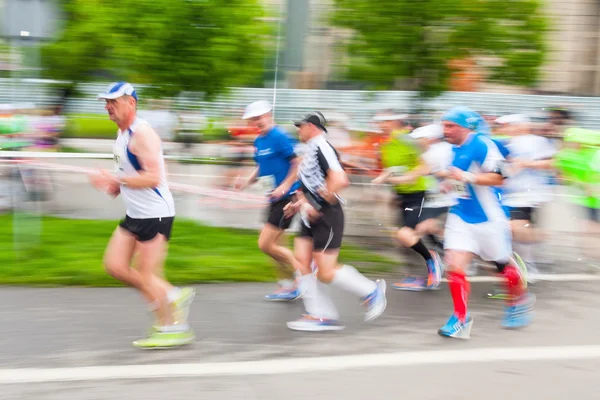 Krakov, Polsko - 18. května: cracovia marathon. běžci na ulicích města na 18 května 2014 v Krakově, Polsko — Stock fotografie