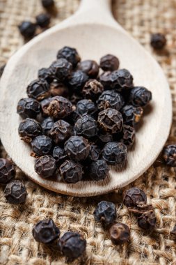 tahta kaşık üzerine karabiber