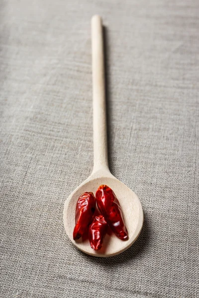 Rote Chilischoten auf einem Holzlöffel — Stockfoto