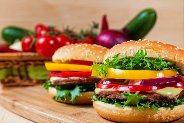Домашний гамбургер со свежими овощами на доске — стоковое фото