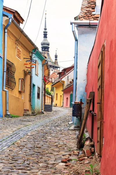 Středověká ulice pohled v sighisoara založil saských kolonistů v xiii století, Rumunsko — Stock fotografie