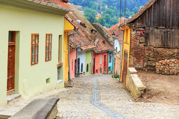 Vista medievale sulla strada a Sighisoara fondata da coloni saxon nel XIII secolo, Romania — Foto Stock