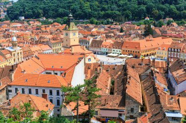 Brasov, Romanya - 15 Temmuz: 15 Temmuz 2014 tarihinde Belediye Meydanı Brasov, Romanya. Brasov, önemli turistik eski şehrin havadan görünümü