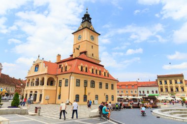 Brasov, Romanya - 15 Temmuz: 15 Temmuz 2014 tarihinde Belediye Meydanı Brasov, Romanya. Brasov, kent için bilinen önemli bir turistik olan siyah kilise, Belediye Meydanı ve medie içerir.