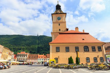 Brasov, Romanya - 15 Temmuz: 15 Temmuz 2014 tarihinde Belediye Meydanı Brasov, Romanya. Brasov, kent için bilinen önemli bir turistik olan siyah kilise, Belediye Meydanı ve medie içerir.