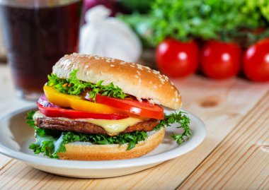 hamburger ve içki dilim limon ile 