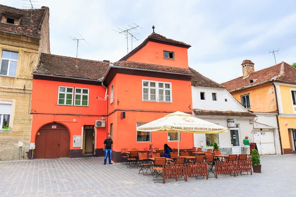 Brasov, Romanya - 15 Temmuz: 15 Temmuz 2014 tarihinde Belediye Meydanı Brasov, Romanya. Brasov, kent için bilinen önemli bir turistik olan siyah kilise, Belediye Meydanı ve medie içerir. — Stok fotoğraf