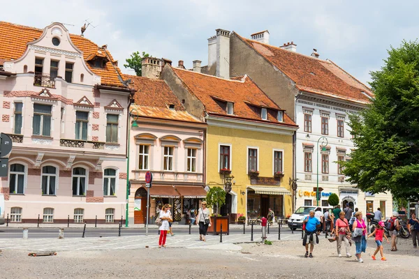 Brasov, Rumänien - 15. Juli: Ratsplatz am 15. Juli 2014 in Brasov, Rumänien. Brasov ist für seine Altstadt bekannt, die eine wichtige Touristenattraktion ist, zu der die schwarze Kirche, der Ratsplatz und die Medie gehören. — Stockfoto