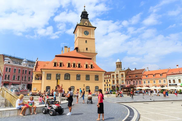 BRASOV, ROMÉNIA - 15 de julho: Praça do Conselho em 15 de julho de 2014 em Brasov, Romênia. Brasov é conhecida por sua Cidade Velha, que é uma grande atração turística inclui a Igreja Negra, Praça do Conselho e médico — Fotografia de Stock