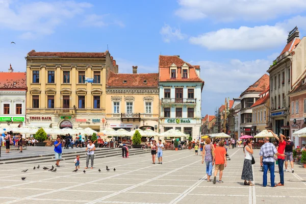 BRASOV, RUMANIA - 15 de julio: Plaza del Consejo el 15 de julio de 2014 en Brasov, Rumania. Brasov es conocido por su casco antiguo, que es una de las principales atracciones turísticas incluye la Iglesia Negra, Plaza del Consejo y medie — Foto de Stock