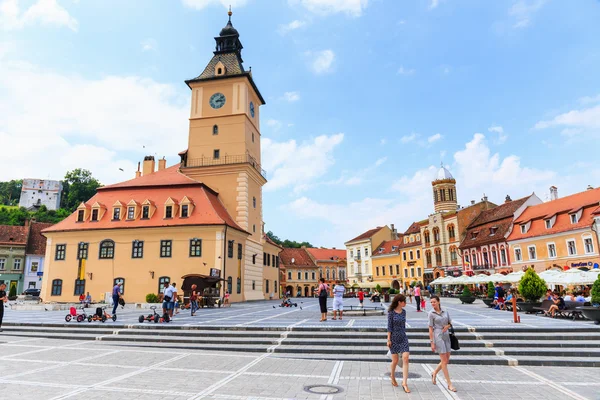 BRASOV, RUMANIA - 15 de julio: Plaza del Consejo el 15 de julio de 2014 en Brasov, Rumania. Brasov es conocido por su casco antiguo, que es una de las principales atracciones turísticas incluye la Iglesia Negra, Plaza del Consejo y medie — Foto de Stock