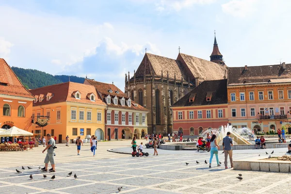 BRASOV, RUMANIA - 15 de julio: Plaza del Consejo el 15 de julio de 2014 en Brasov, Rumania. Brasov es conocido por su casco antiguo, que es una de las principales atracciones turísticas incluye la Iglesia Negra, Plaza del Consejo y medie —  Fotos de Stock