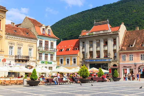 BRASOV, RUMANIA - 15 de julio: Plaza del Consejo el 15 de julio de 2014 en Brasov, Rumania. Brasov es conocido por su casco antiguo, que es una de las principales atracciones turísticas incluye la Iglesia Negra, Plaza del Consejo y medie —  Fotos de Stock